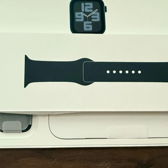 New Apple Watch SE 2nd gen Aluminum 40mm - Picture 5 of 6